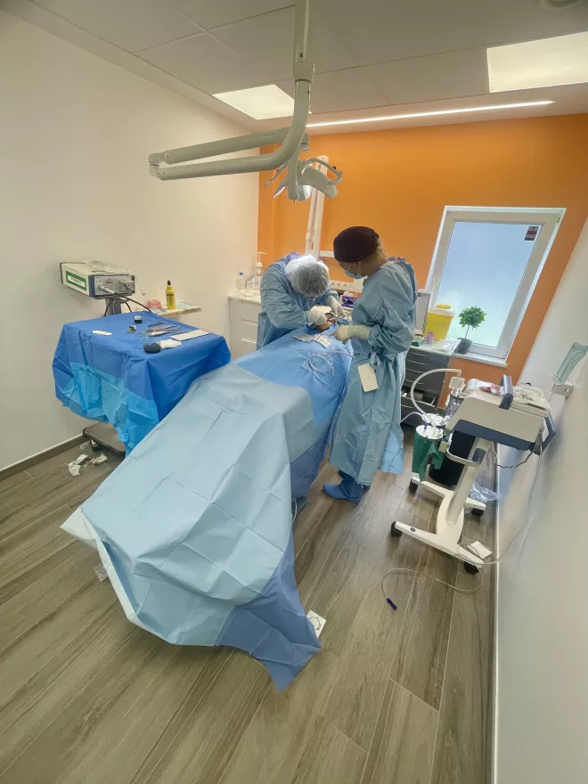 Au moment de l'extraction, certaines thérapeutiques peuvent être mises en place. Notamment, combler la cavité laissée par la dent directement avec de l'os synthétique, pour pouvoir mettre en place un implant quelques mois plus tard. C'est pour l'une de ces raisons que vous avez été dirigé vers le cabinet Prodigue. Les spécialistes présents pourront mener à bien tous ces soins.